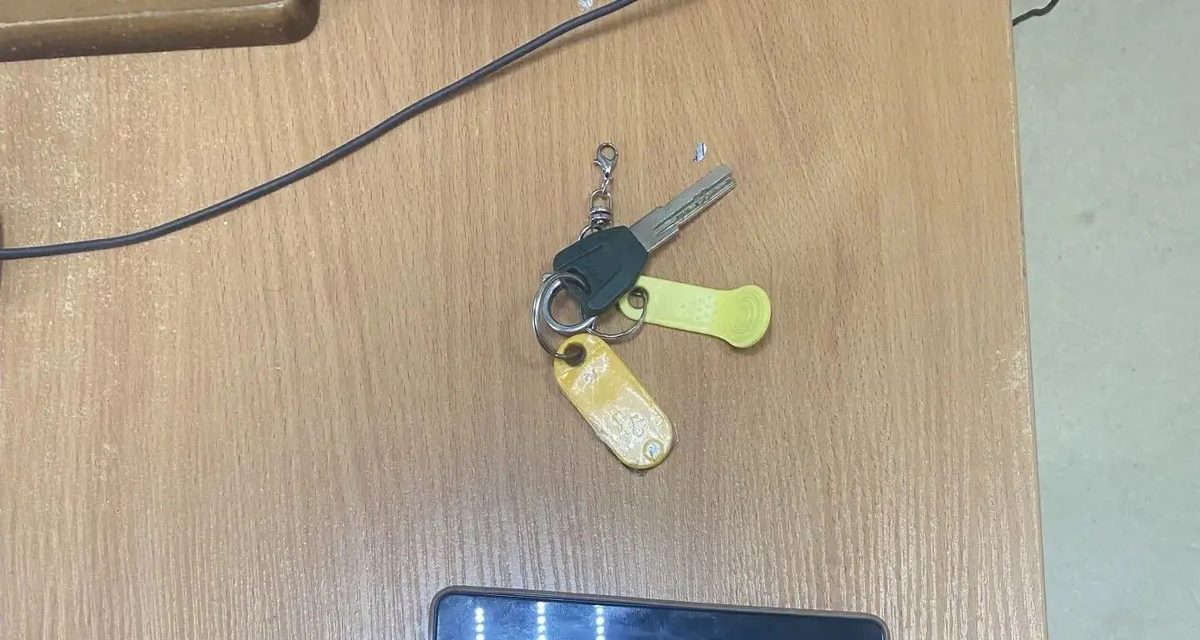Полицейские нашли сумку с телефоном, которую ребенок оставил у магазина в Тобольске