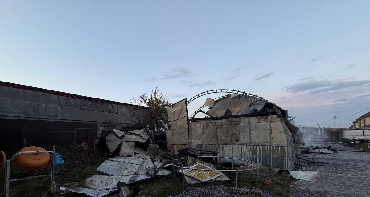 При пожаре в ангаре в Перевалово пострадал человек