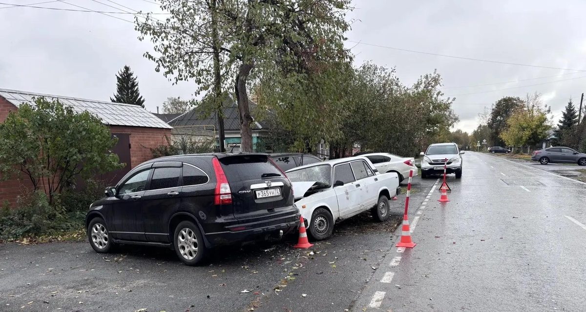 Пьяный водитель без прав врезался в два автомобиля в Тюмени, пострадал ребенок