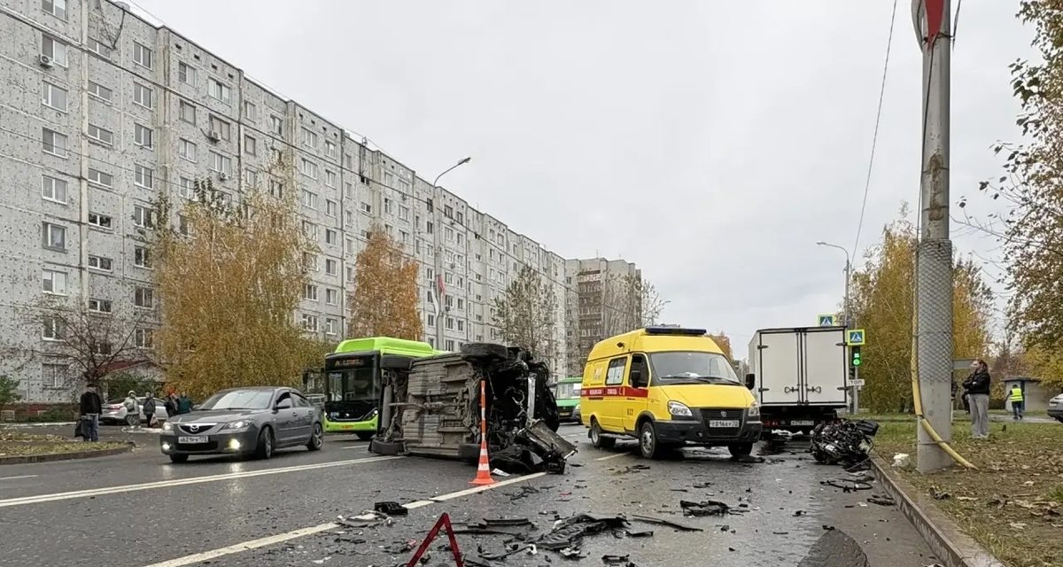 В массовом ДТП после нарушения правил перестроения погибла мать водителя, ещё четверо пострадали